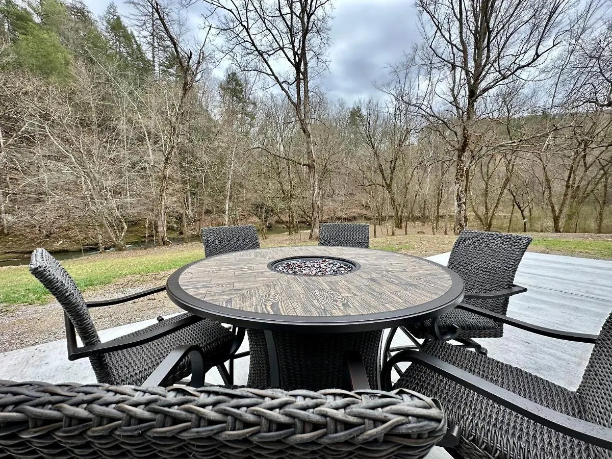 Holiday home Creekfront Lodge: Brand New!