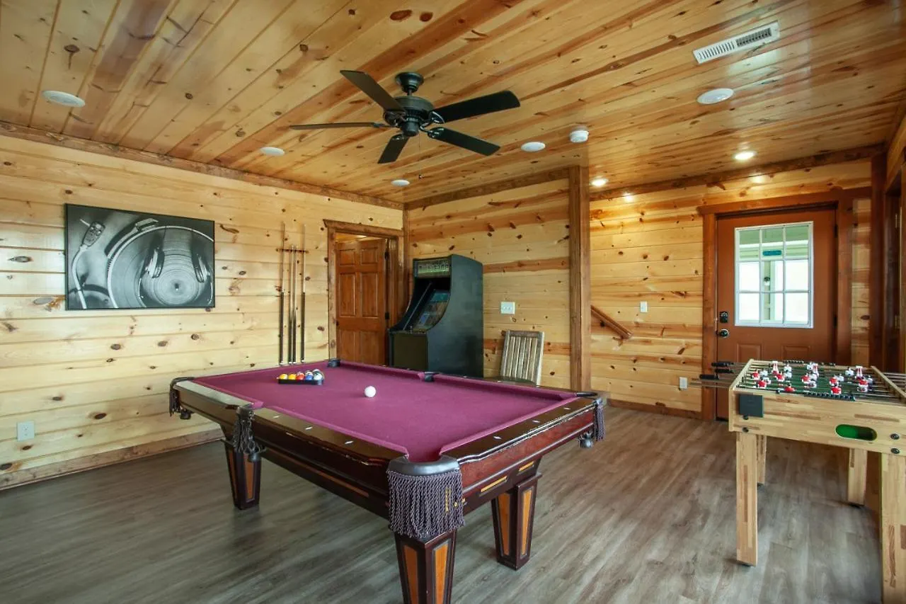 Pool And Game In Stunning Mountain Tatil Evi Pigeon Forge