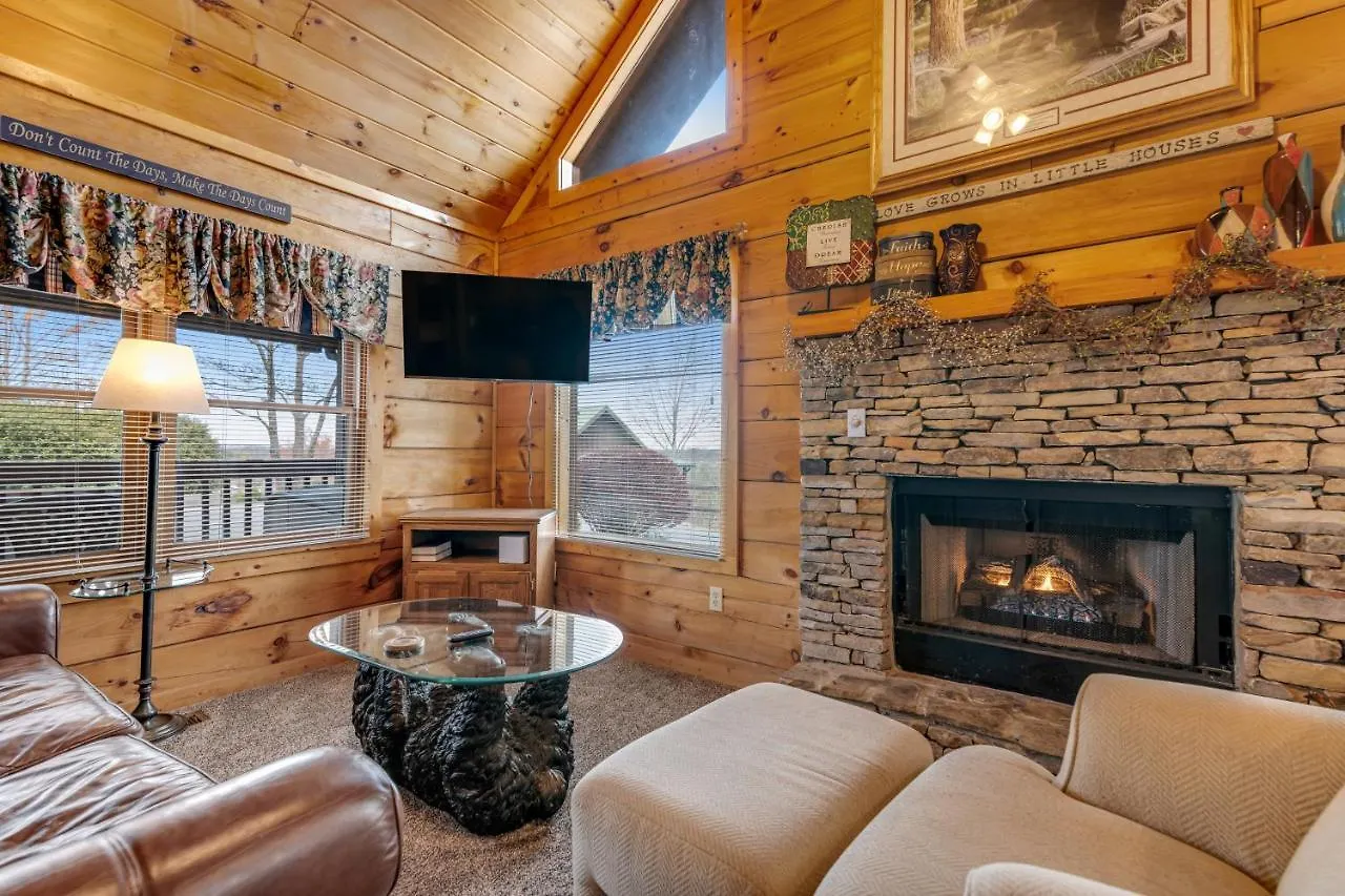 Snuggle Bear Hideaway * Pigeon Forge