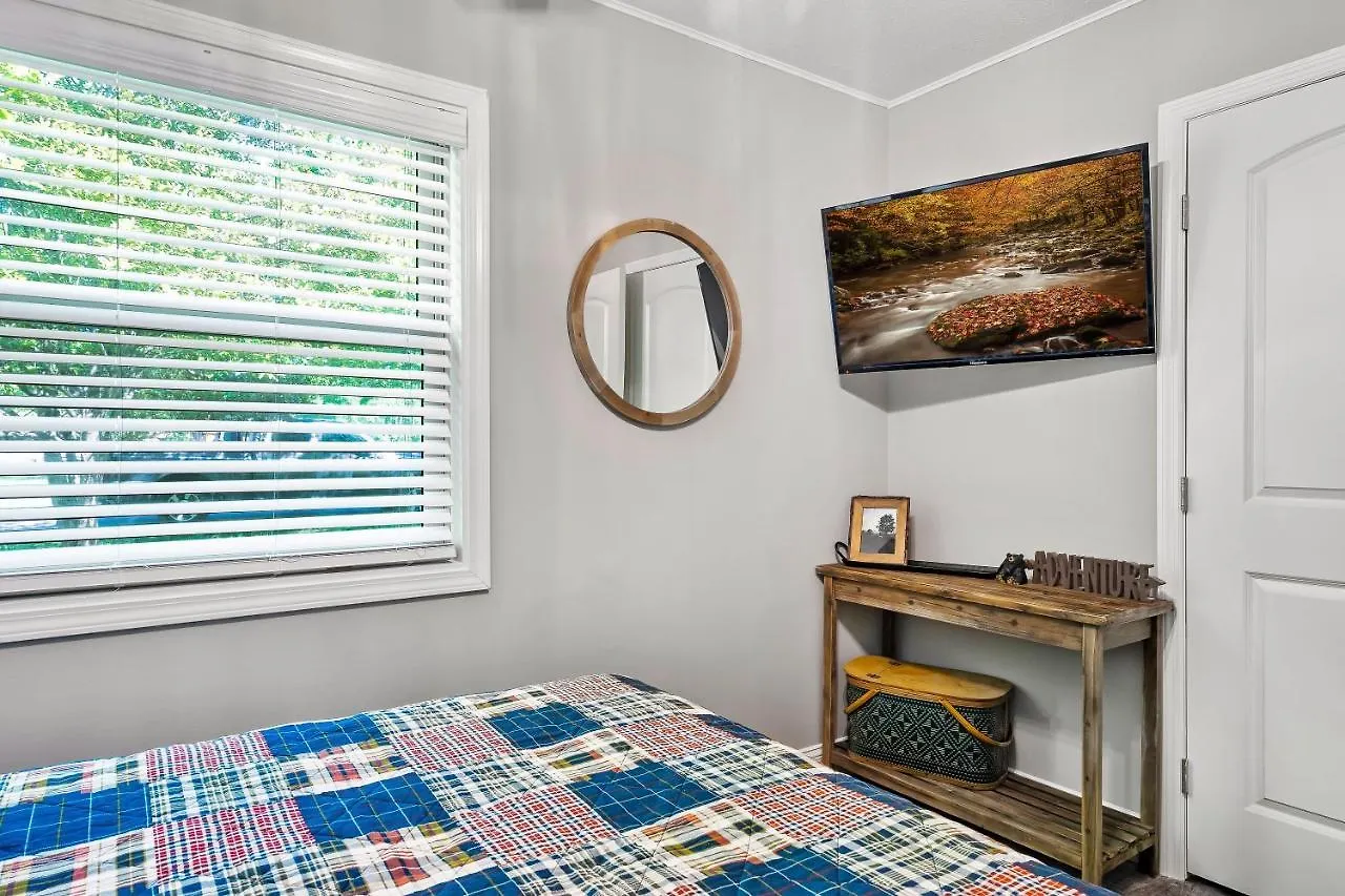 Modern Gem Near Dollywood, Gatlinburg & Smokies - 2 Mins To Pkwy & Strip, Hot Tub, Fire Pit, Cable, Hi-speed Wifi Casa de Férias Pigeon Forge