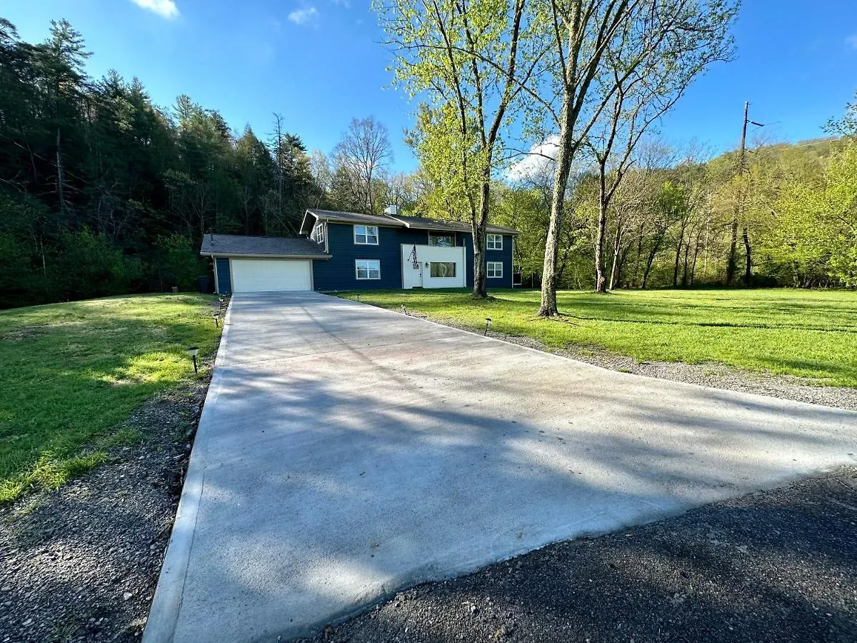 Creekfront Lodge: Brand New!