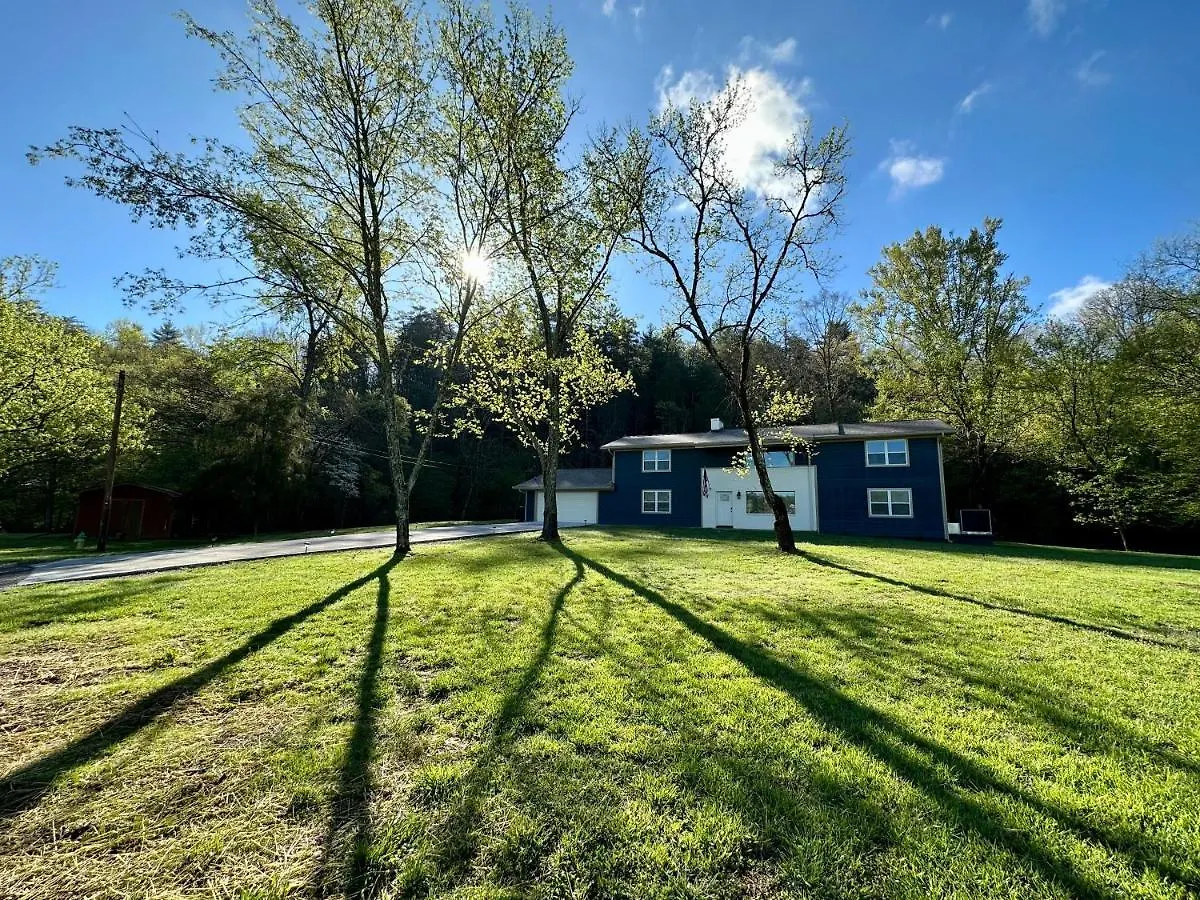 Creekfront Lodge: Brand New! *