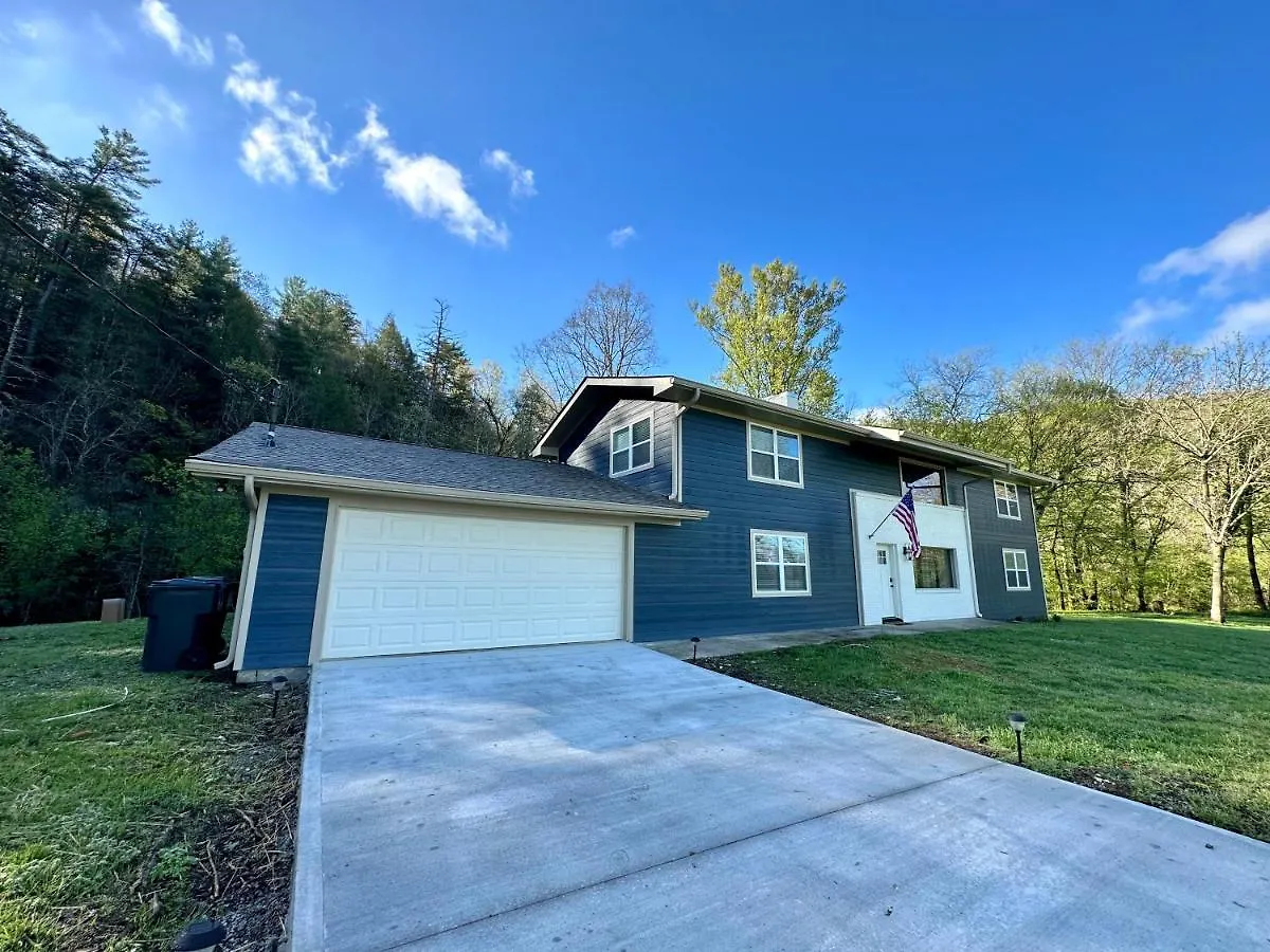 Creekfront Lodge: Brand New! Holiday home