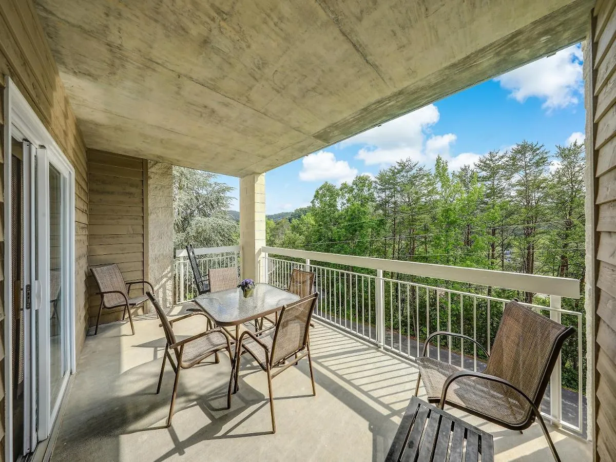 아파트 Making Memories Whispering Pines 624 *