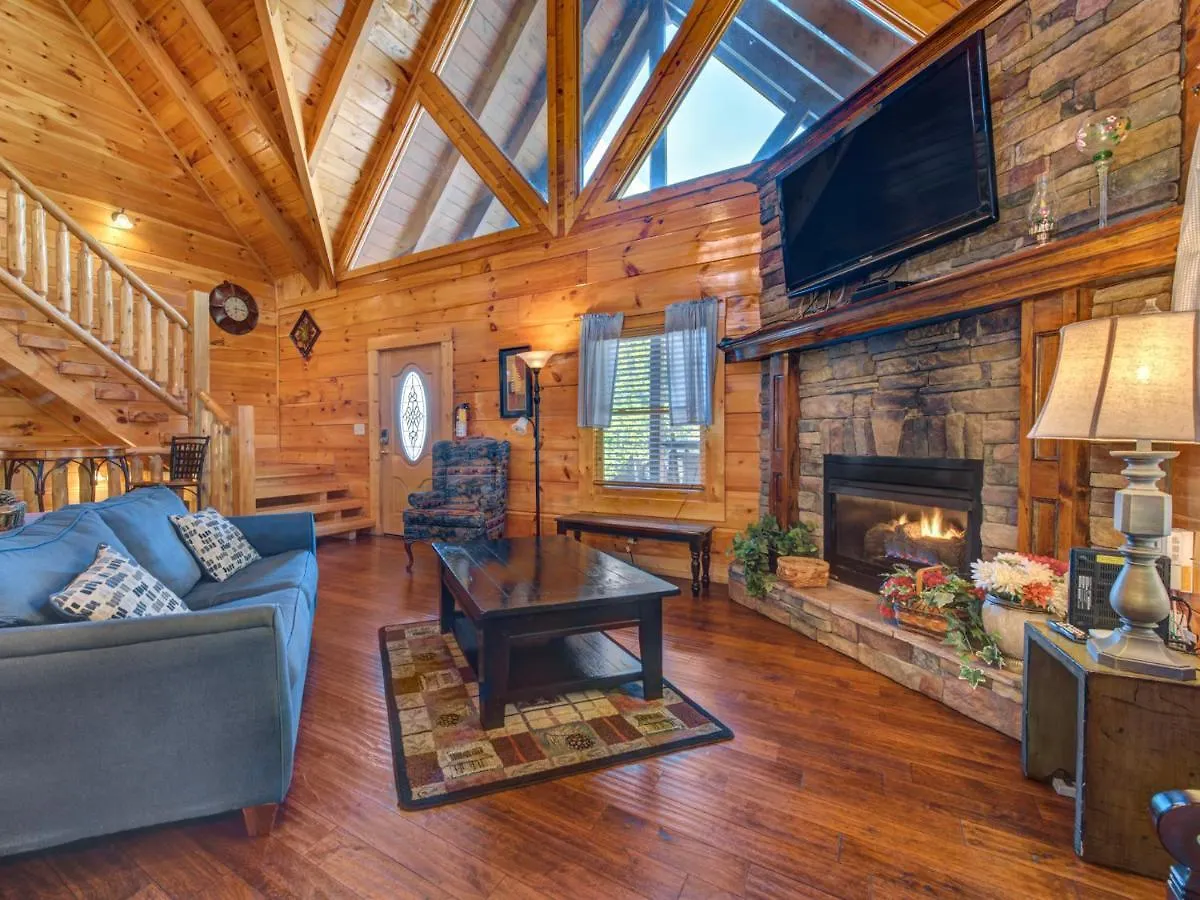 Moonlight Theater Lodge, 3 Bedrooms, Hot Tub, Pool, Sleeps 14 펜션 비둘기 포지