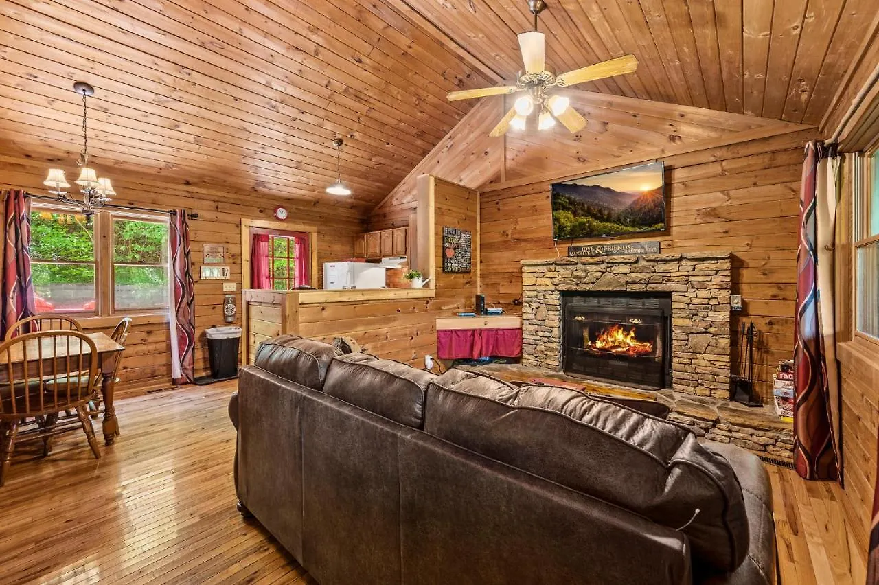 Romantic Log With Hot Tub بيت للعطل *