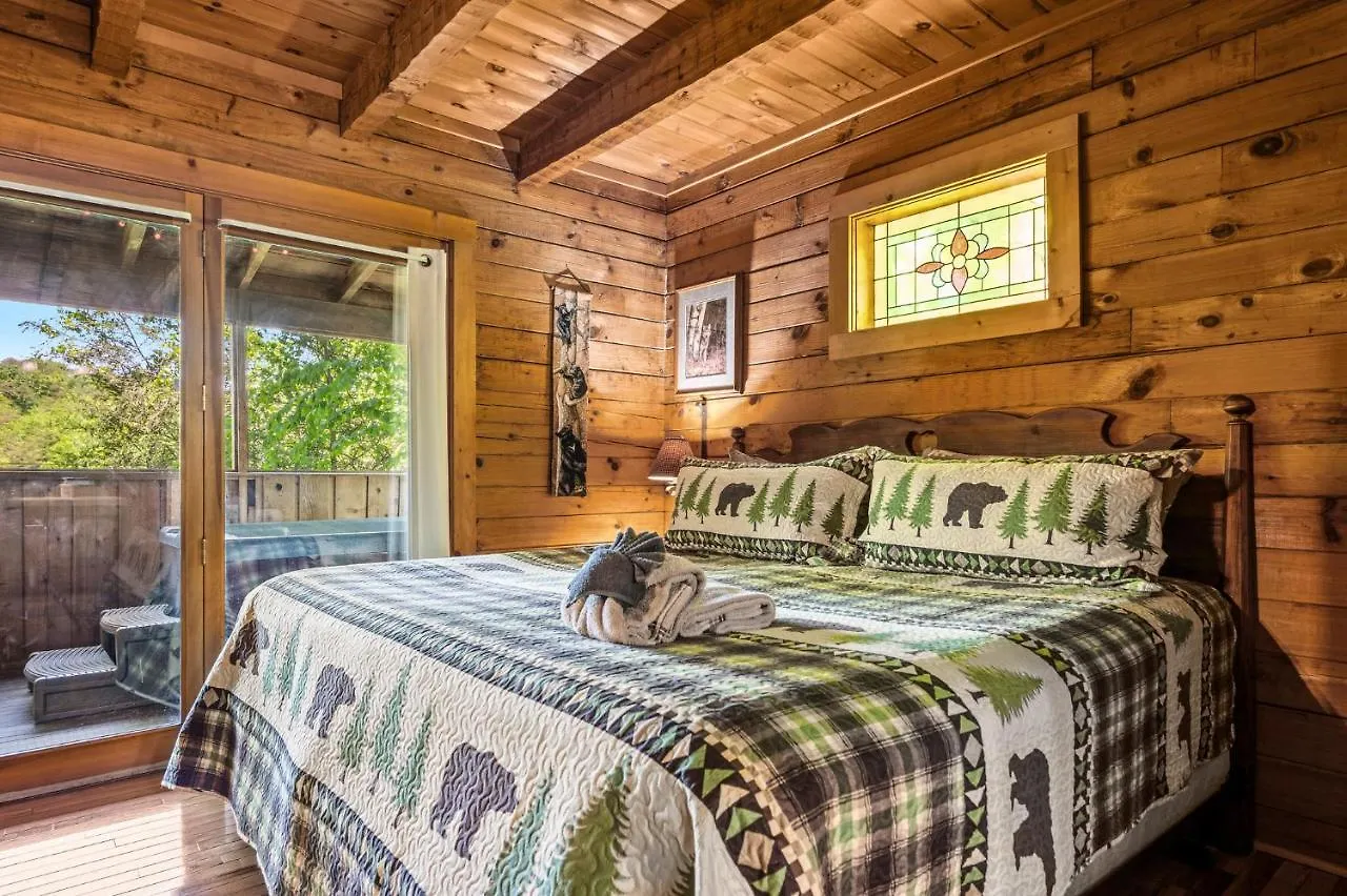 Romantic Log With Hot Tub *
