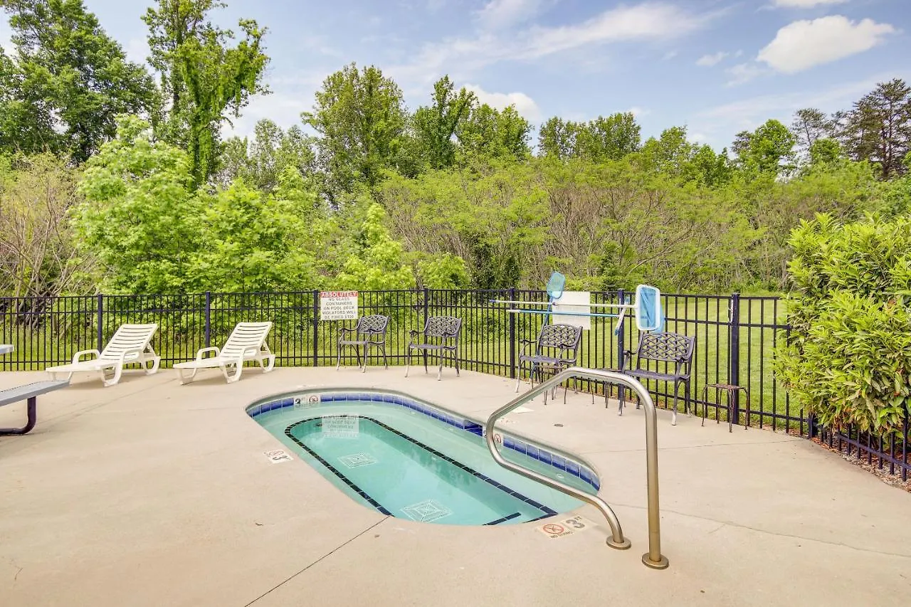 Apartment With Community Amenities!