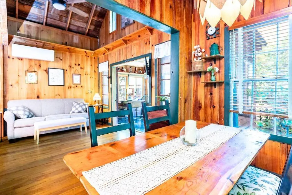 Romantic Gem, 2 Acres, Hot Tub, Free Pet, King Bed Semesterbostad Pigeon Forge