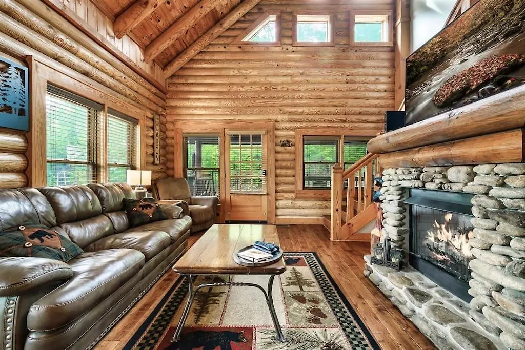 2 Miles From Dollywood Family With Seasonal Outdoor Swimming Pool, Year Around Heated Indoor Swimming Pool, Townhome Style Cabin, Private Hot Tub, Arcade, Tv, Wifi, Kitchen With Refrigerator, Washer And Dryer