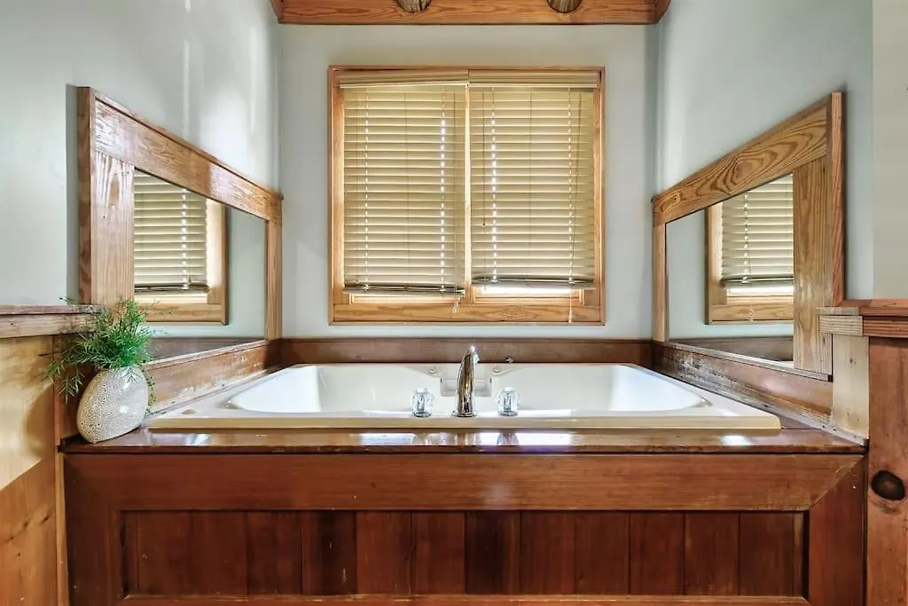 2 Miles From Dollywood Family With Seasonal Outdoor Swimming Pool, Year Around Heated Indoor Swimming Pool, Townhome Style Cabin, Private Hot Tub, Arcade, Tv, Wifi, Kitchen With Refrigerator, Washer And Dryer Casa de Férias