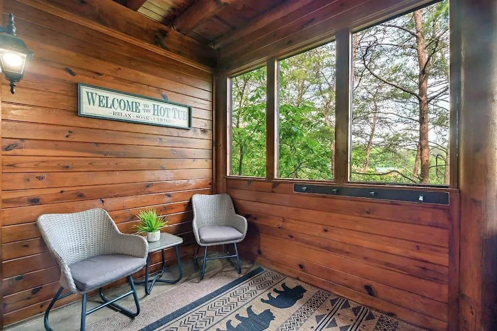 Casa de Férias 2 Miles From Dollywood Family With Seasonal Outdoor Swimming Pool, Year Around Heated Indoor Swimming Pool, Townhome Style Cabin, Private Hot Tub, Arcade, Tv, Wifi, Kitchen With Refrigerator, Washer And Dryer *