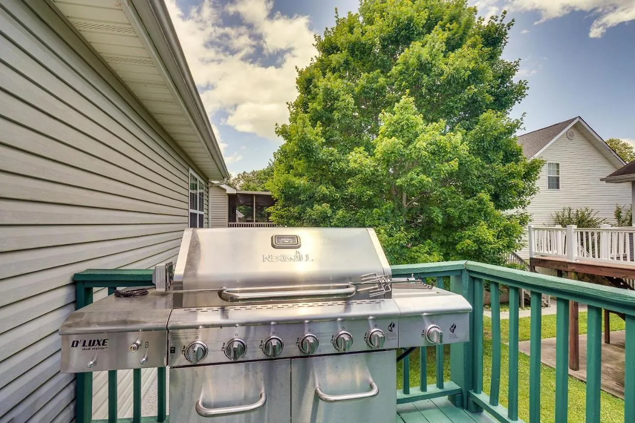 Semesterbostad With Deck And Hot Tub Near Town!
