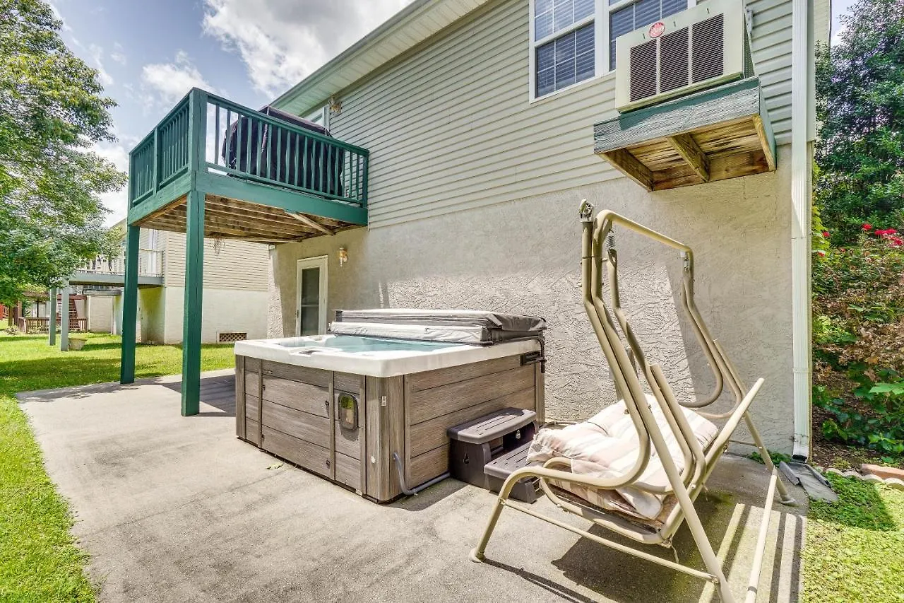 Semesterbostad With Deck And Hot Tub Near Town!