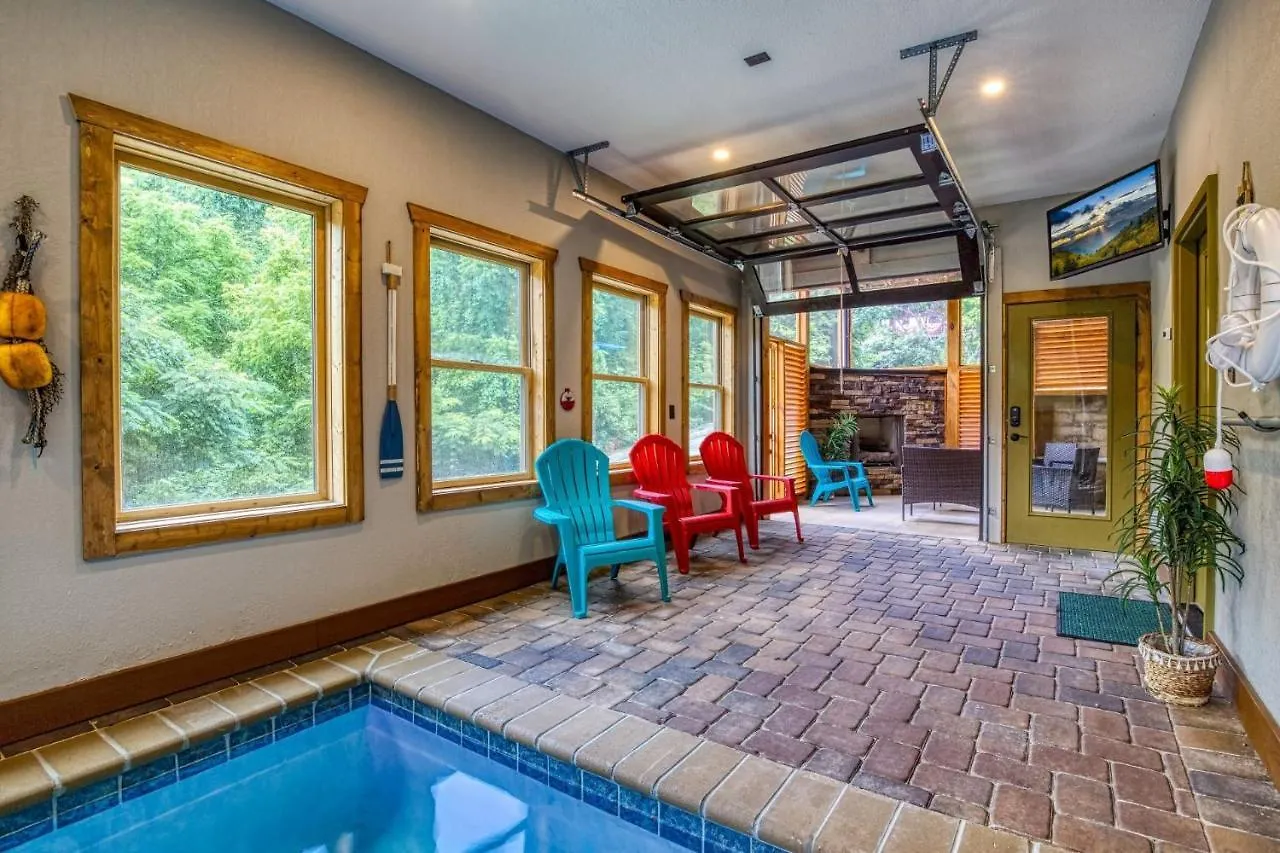 Ern841 - Sweet Feet Retreat - Location, Location, And Private Indoor Pool! Holiday home