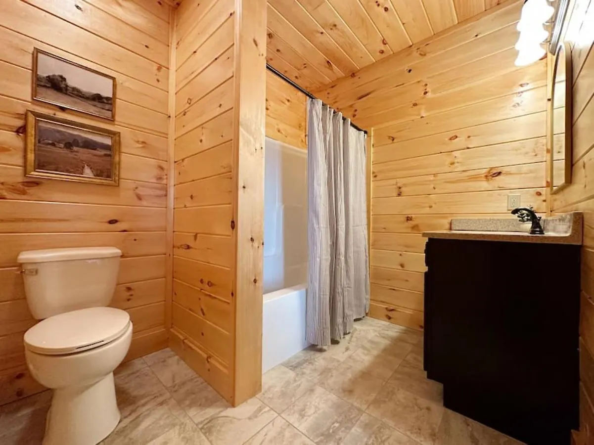 Wildwood Retreat Indoor Pool Hot Tub Game Area * Pigeon Forge