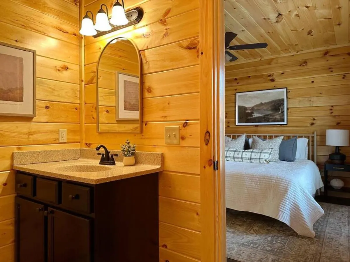 Wildwood Retreat Indoor Pool Hot Tub Game Area * Pigeon Forge