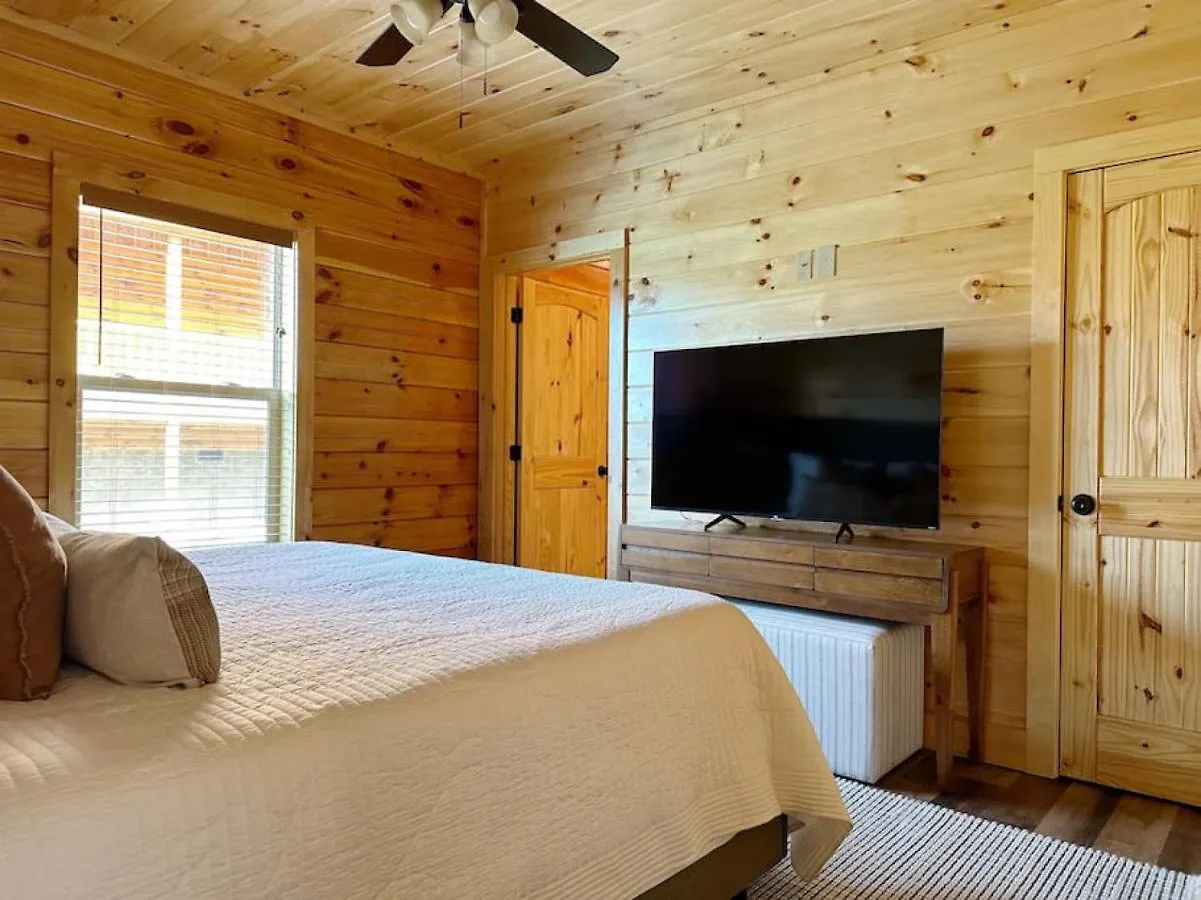 Wildwood Retreat Indoor Pool Hot Tub Game Area Pigeon Forge