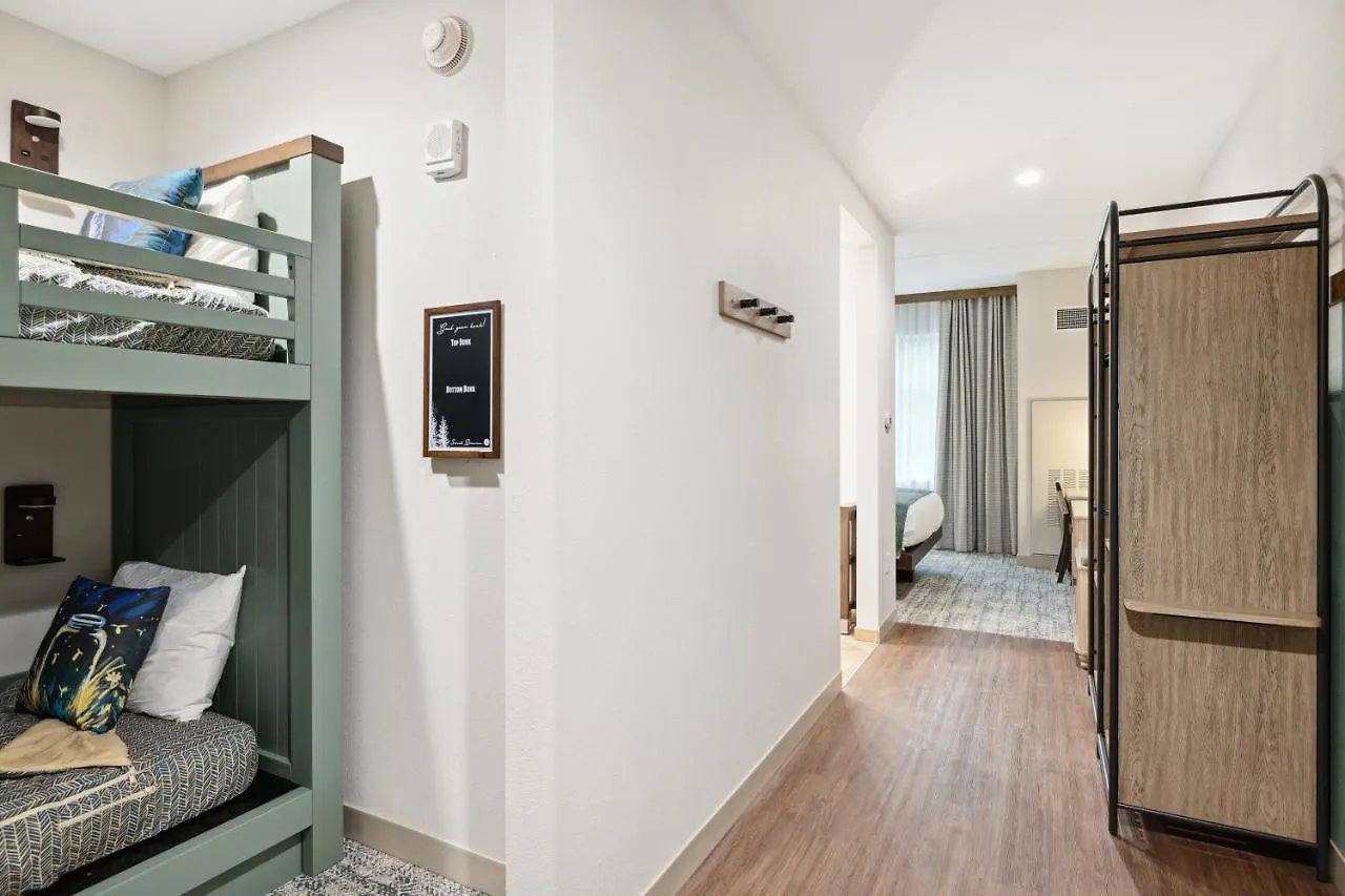 Hotel Dollywood's Heartsong & 4*