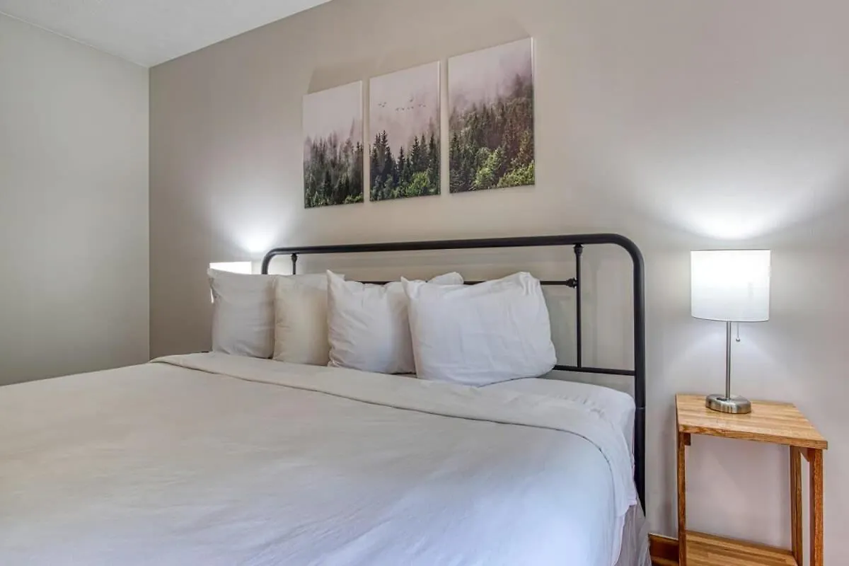 Pinecrest Townhomes-1king-2queen Unit-renovated بيت للعطل