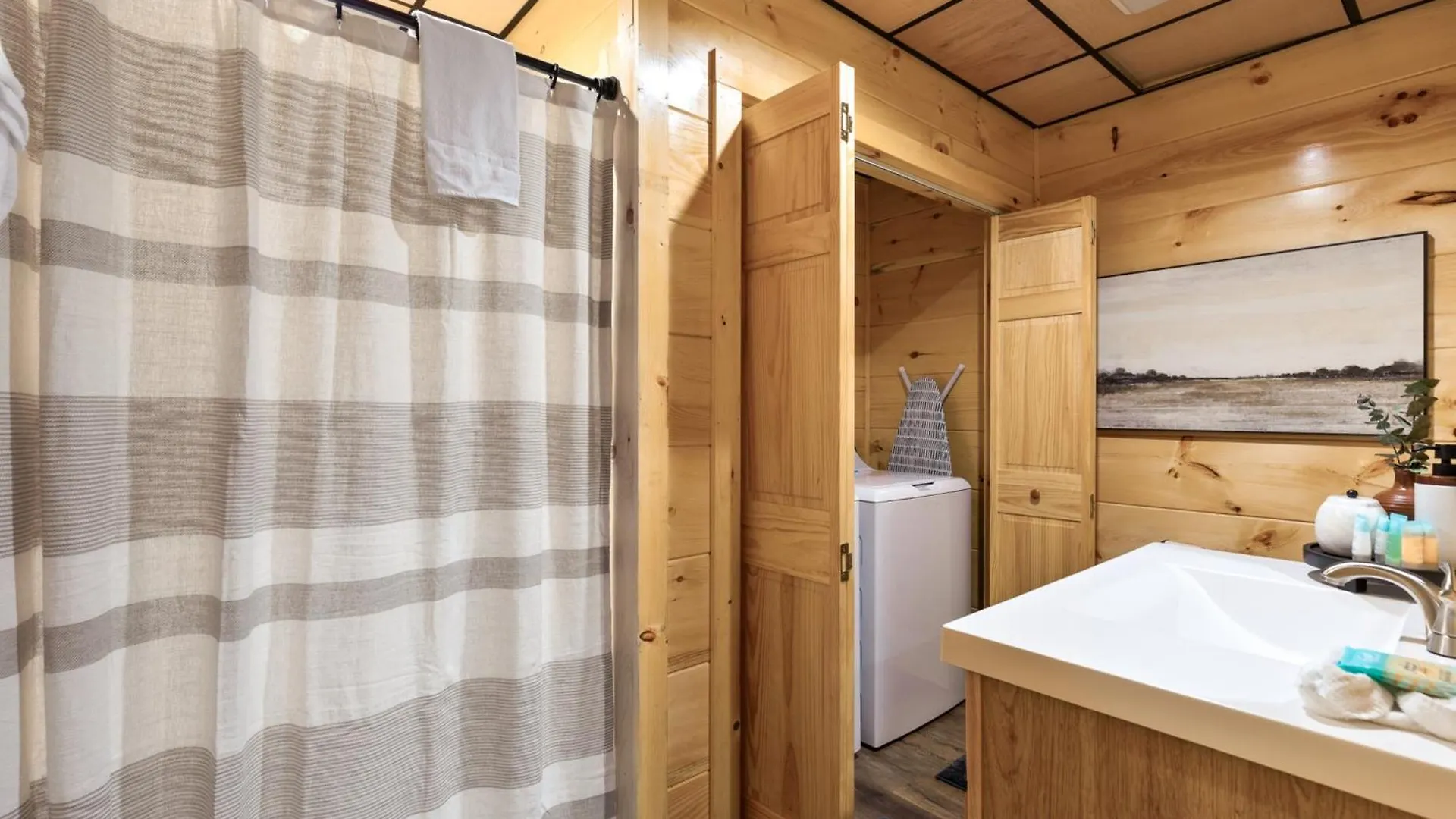 Apartment Parkway Paradise W/ Private Hot Tub Pigeon Forge