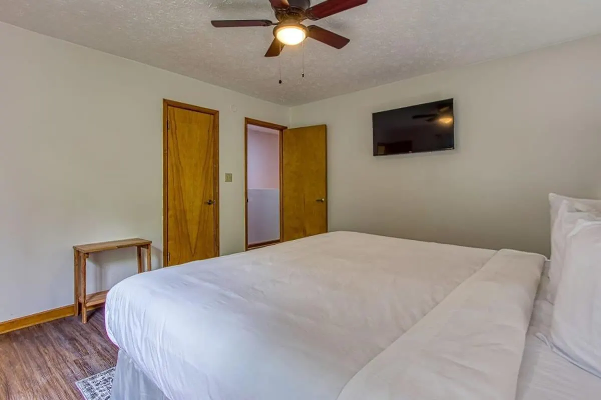 Pinecrest Townhomes-1king-2queen Unit-renovated بيت للعطل