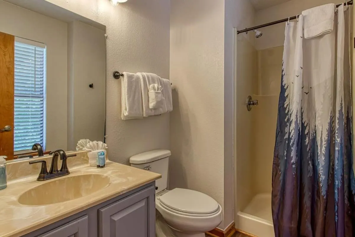 Pinecrest Townhomes-1king-2queen Unit-renovated بيت للعطل *