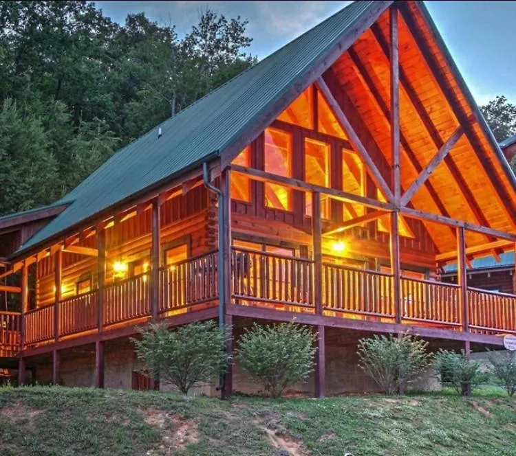 Solid Ground With Yard! Semesterbostad Pigeon Forge