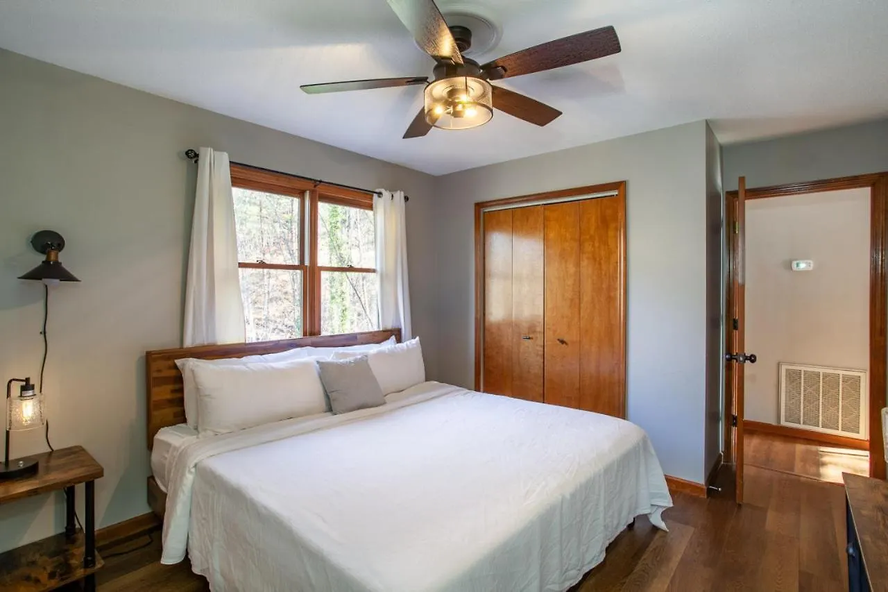 Hot Tub 7 Min To Parkway Holiday home Pigeon Forge