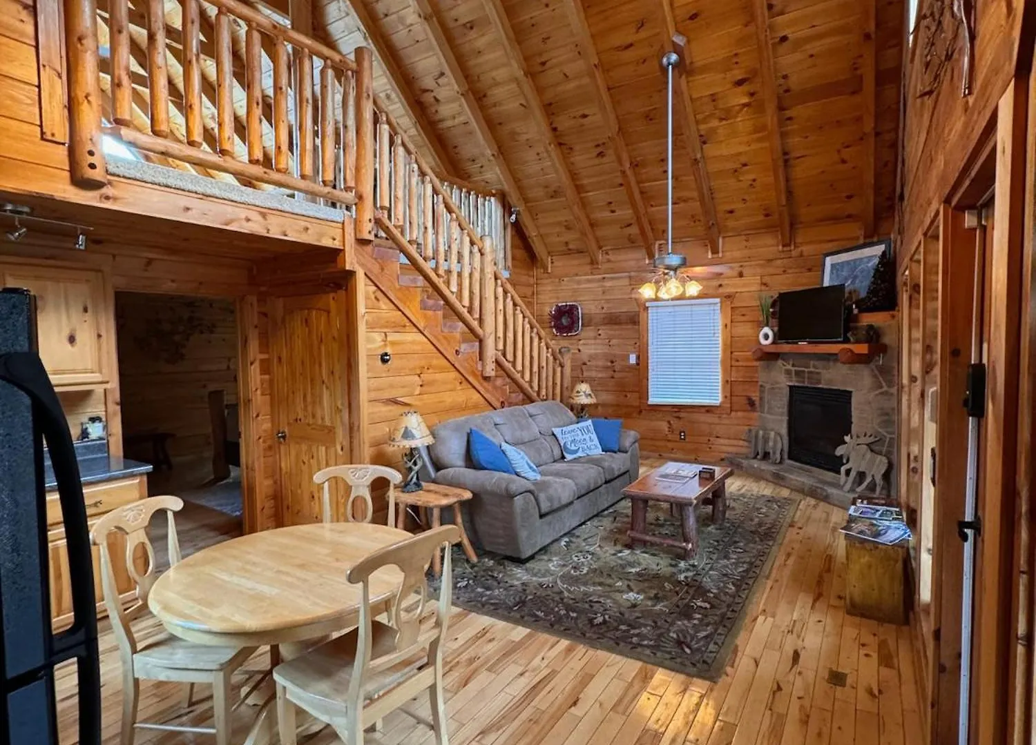 Chalet Smoky Paws - Exceptional Cabin, Stunning Mountain Views, Hot Tub, Tranquil, Gigabit Internet, Free L2 Ev