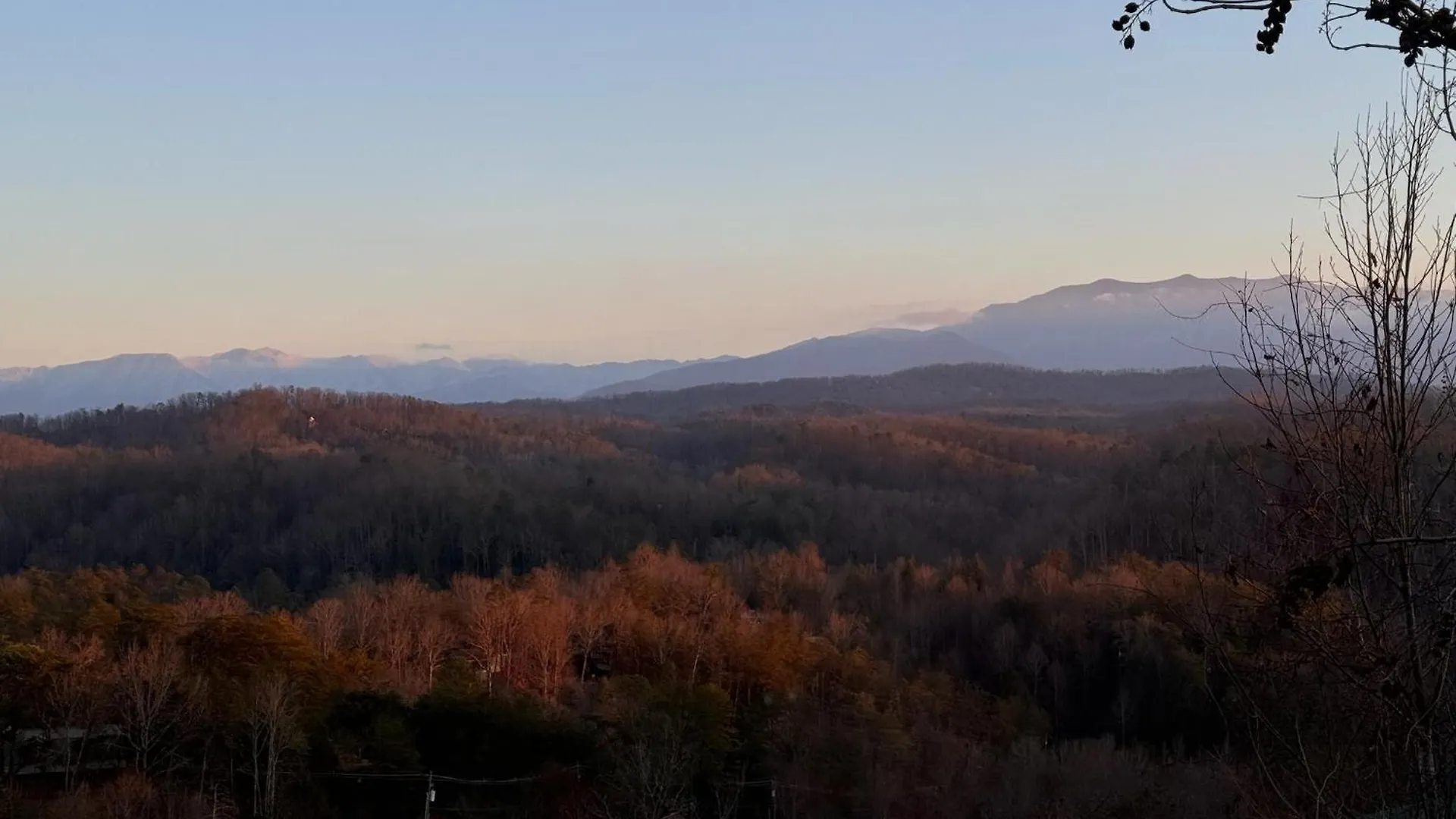 Smoky Paws - Exceptional Cabin, Stunning Mountain Views, Hot Tub, Tranquil, Gigabit Internet, Free L2 Ev