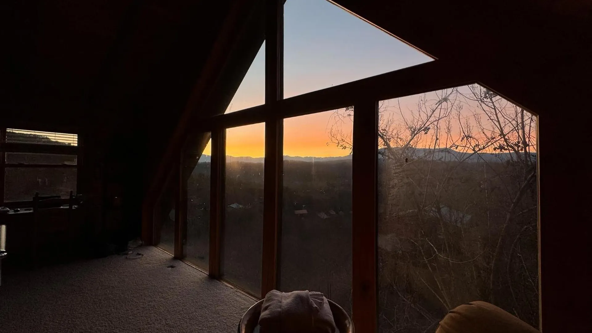 Smoky Paws - Exceptional Cabin, Stunning Mountain Views, Hot Tub, Tranquil, Gigabit Internet, Free L2 Ev