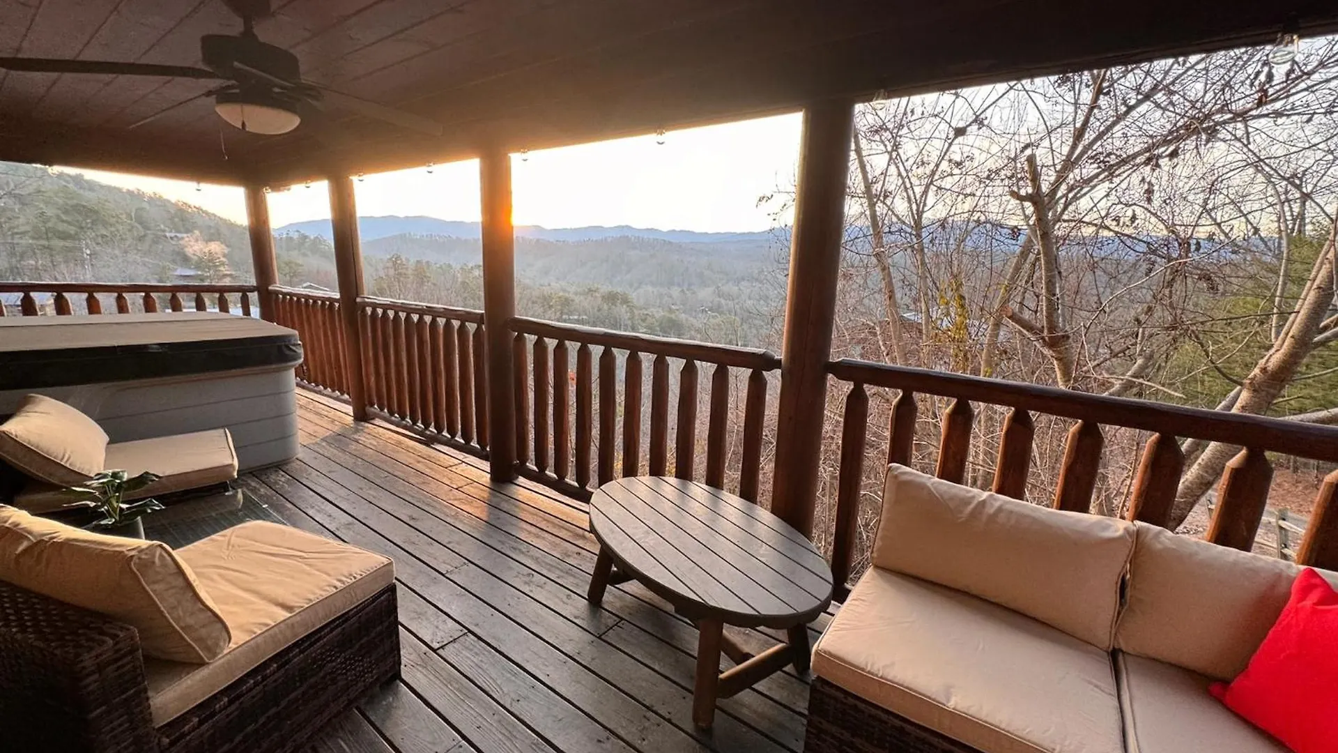 Smoky Paws - Exceptional Cabin, Stunning Mountain Views, Hot Tub, Tranquil, Gigabit Internet, Free L2 Ev Chalet *