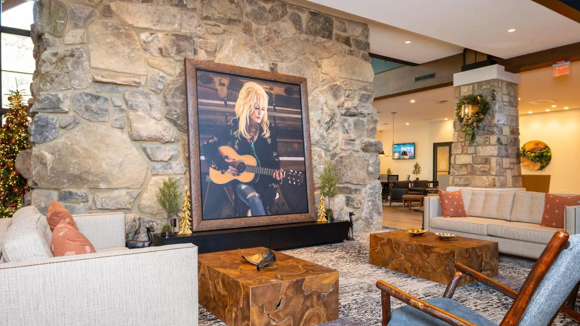 Hotel Dollywood's Heartsong & Pigeon Forge