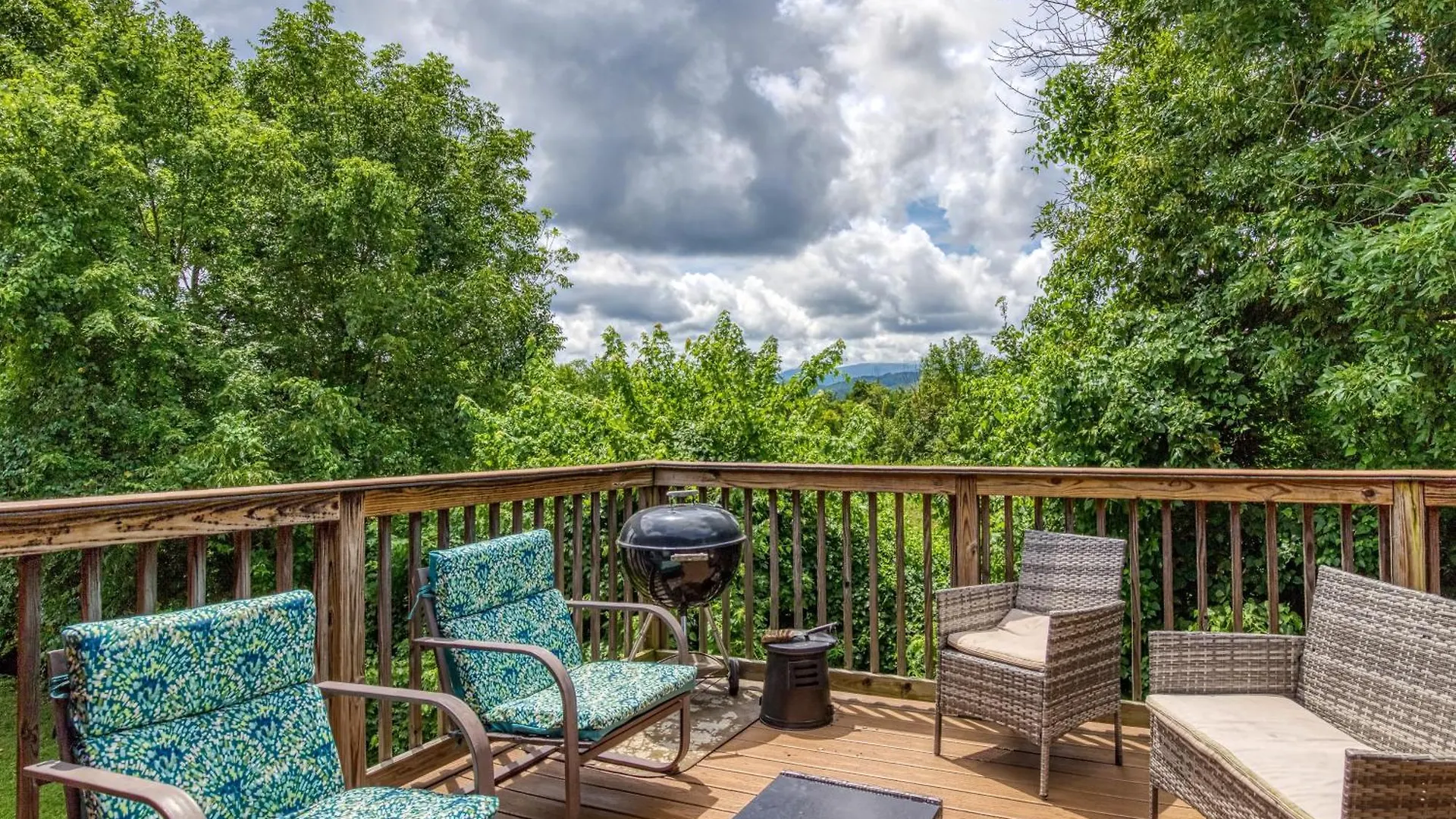 Apple Valley Hideaway, 1089 Of Free Attraction Tickets For Each Paid Day, Dollywood And More!