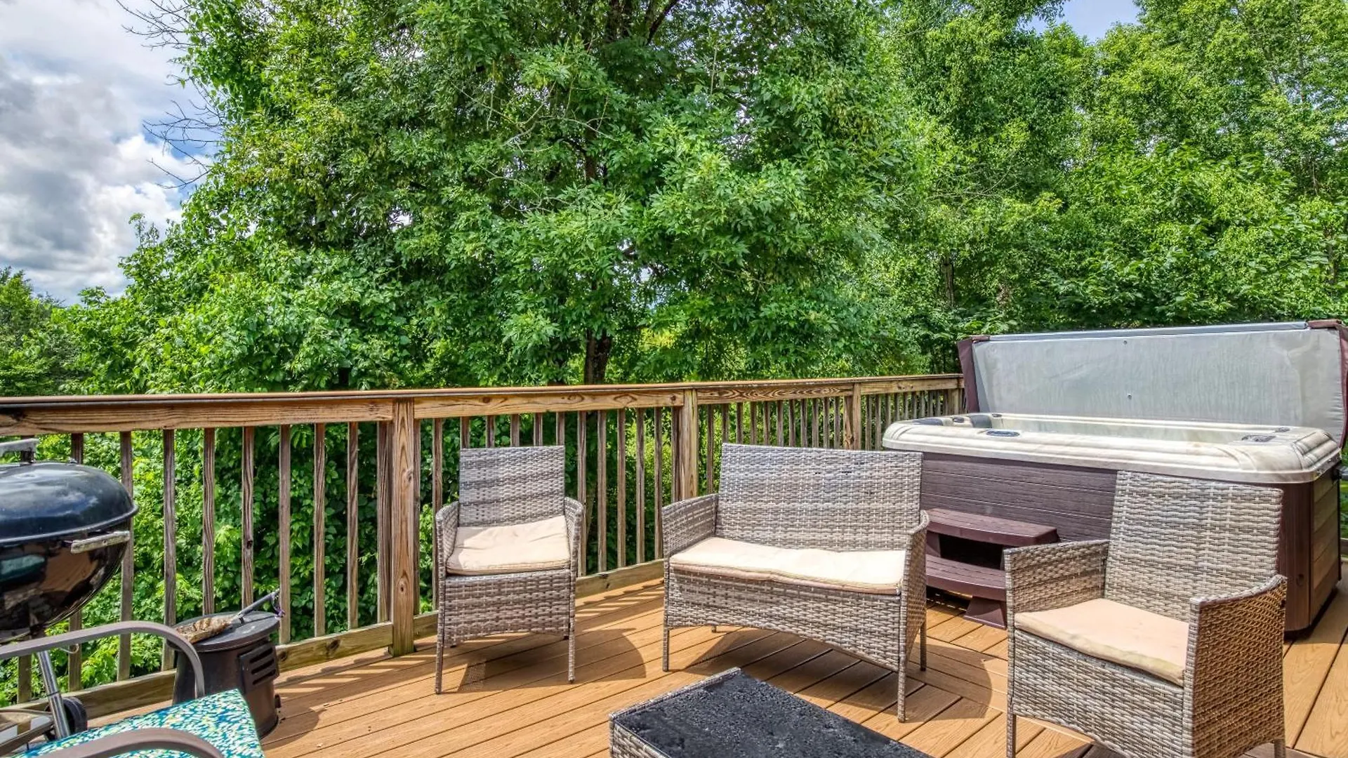 Apple Valley Hideaway, 1089 Of Free Attraction Tickets For Each Paid Day, Dollywood And More! *