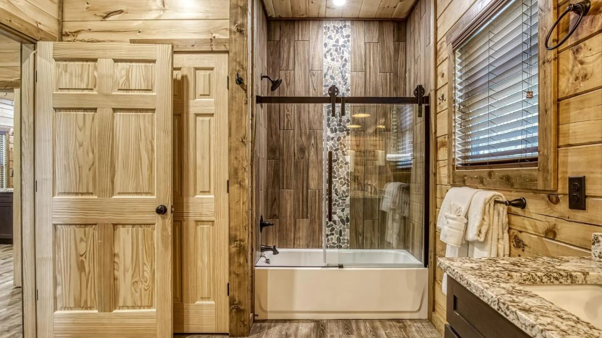 Ern841 - Sweet Feet Retreat - Location, Location, And Private Indoor Pool! Holiday home Pigeon Forge