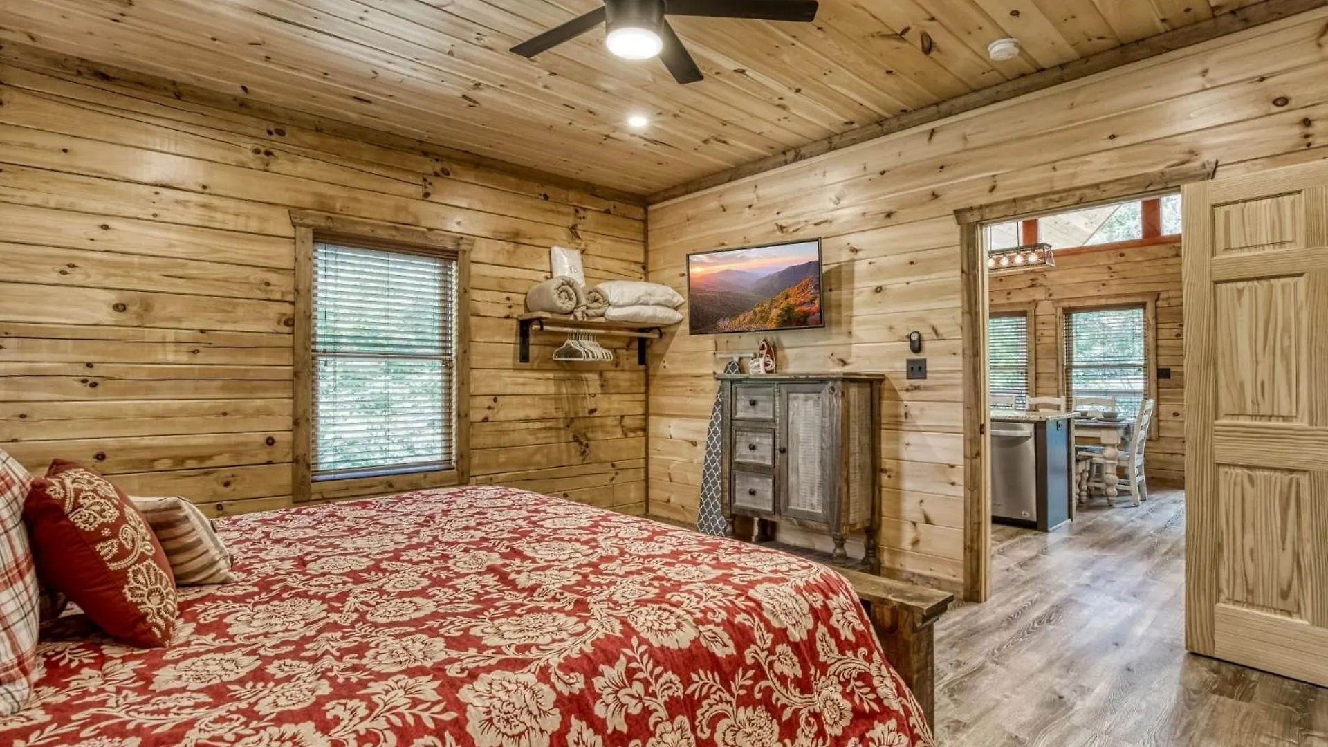 Ern841 - Sweet Feet Retreat - Location, Location, And Private Indoor Pool! Holiday home *