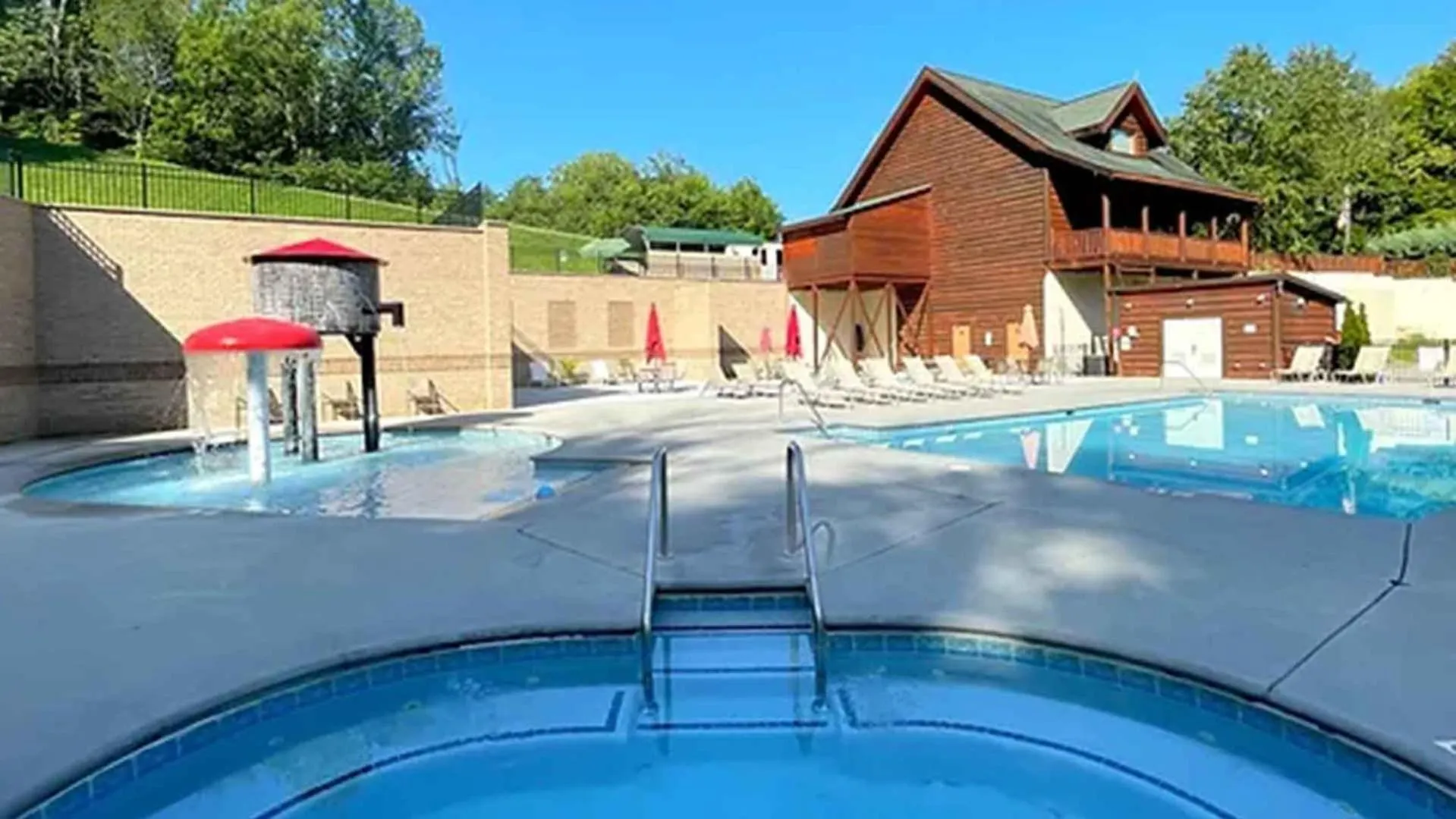 New Majestic 5 Star Amazing View, Pool, Hot Tub! Casa vacanze Pigeon Forge
