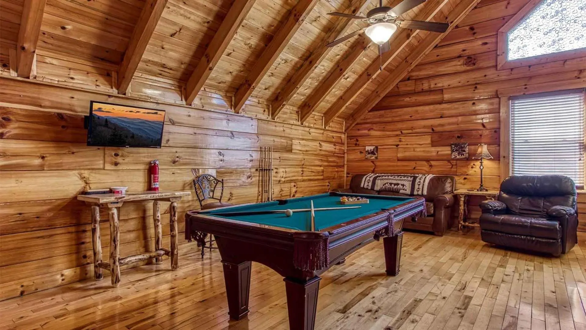 New Majestic 5 Star Amazing View, Pool, Hot Tub! Casa vacanze Pigeon Forge