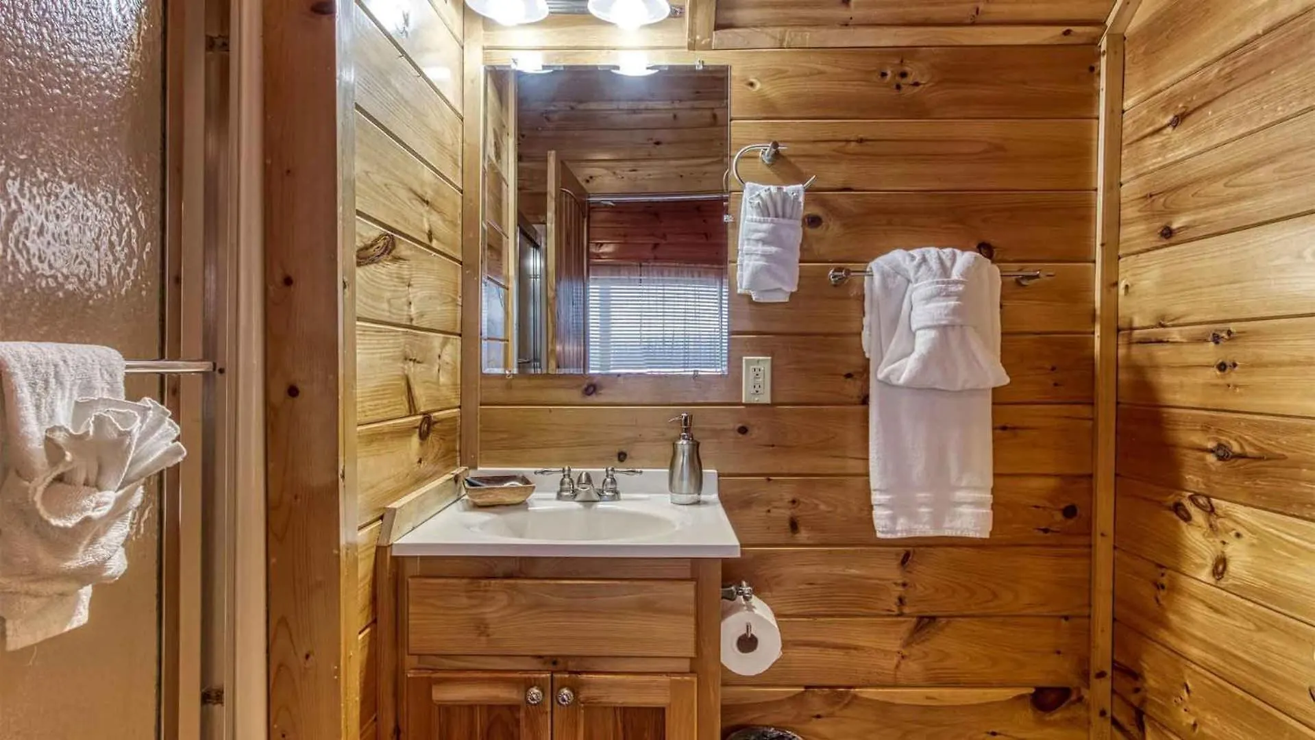 New Majestic 5 Star Amazing View, Pool, Hot Tub! Casa vacanze Pigeon Forge