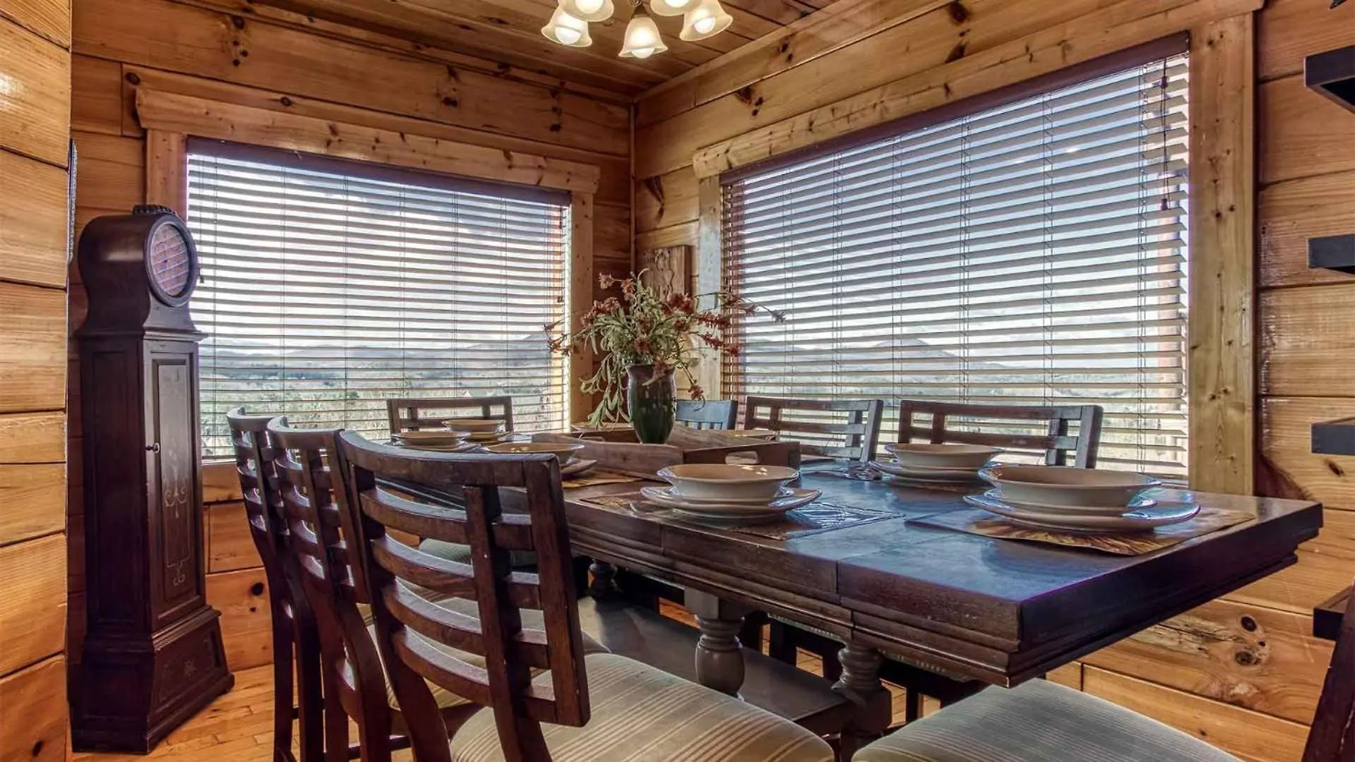 New Majestic 5 Star Amazing View, Pool, Hot Tub! * Pigeon Forge