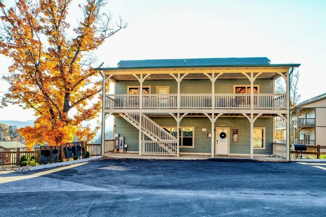 Southern Comfort Lodge-in Pigeon Forge, Sleeps 18-7br 6ba Luxury Cabin, W Free Attraction Ticket! Holiday home