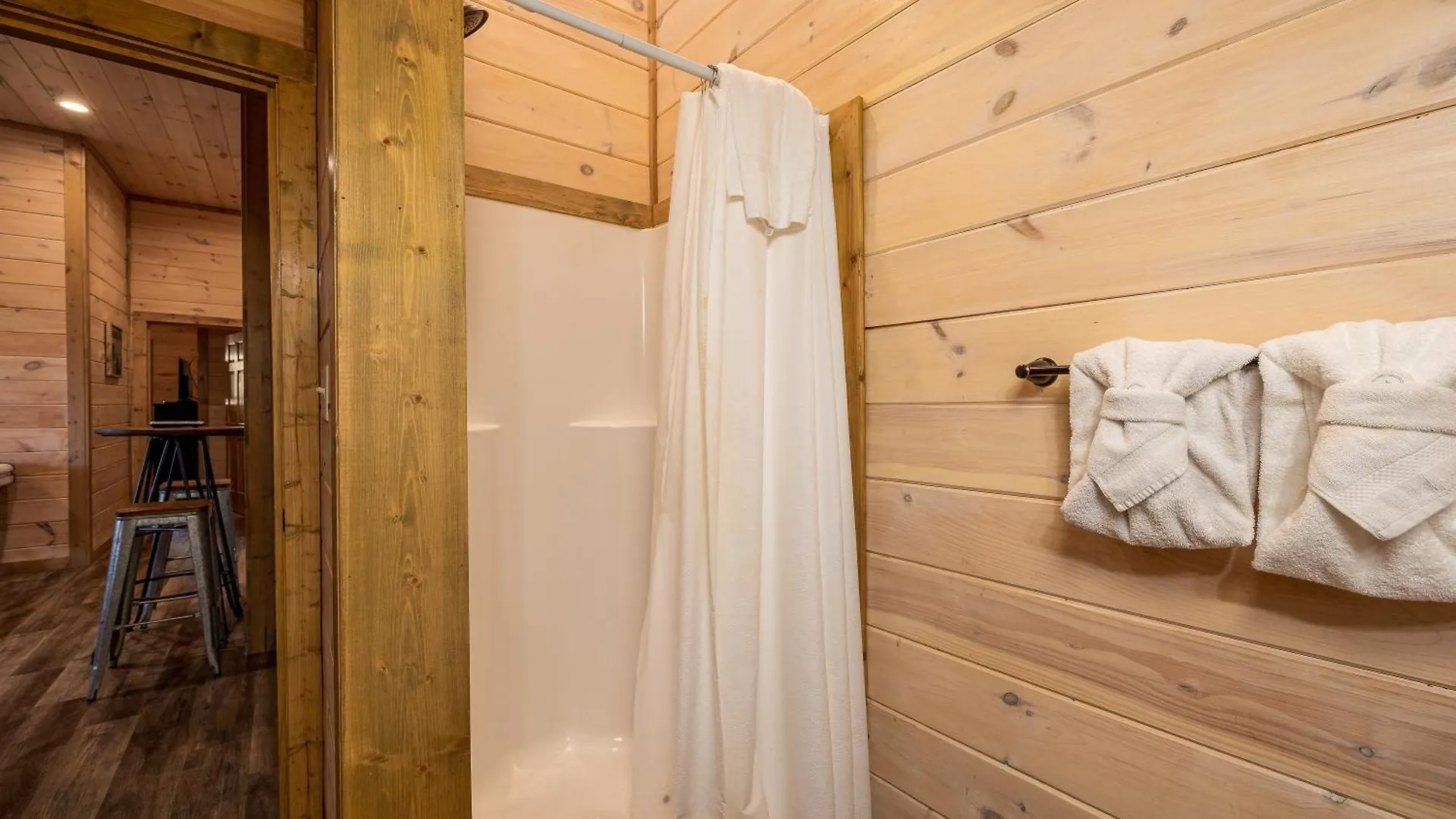 Southern Comfort Lodge-in Pigeon Forge, Sleeps 18-7br 6ba Luxury Cabin, W Free Attraction Ticket! Holiday home