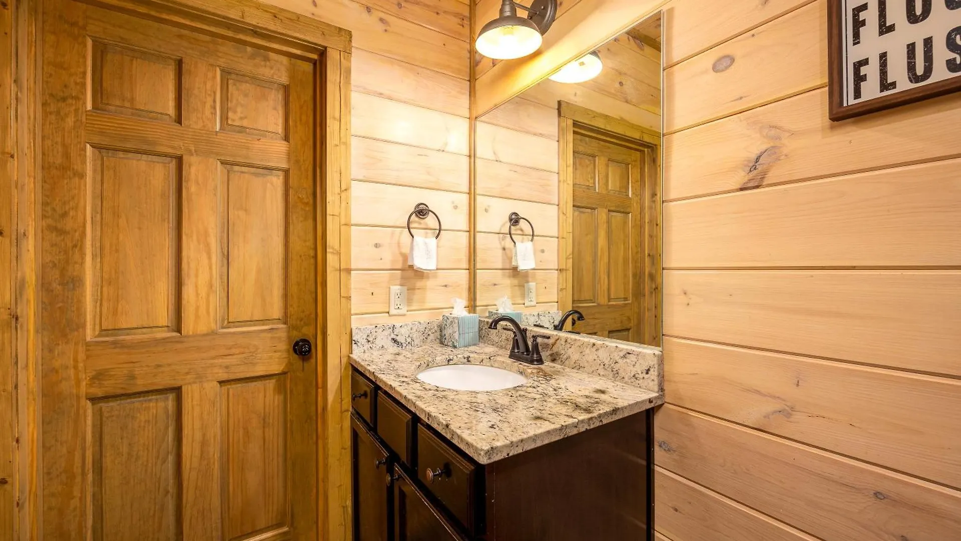 Southern Comfort Lodge-in Pigeon Forge, Sleeps 18-7br 6ba Luxury Cabin, W Free Attraction Ticket! Holiday home *