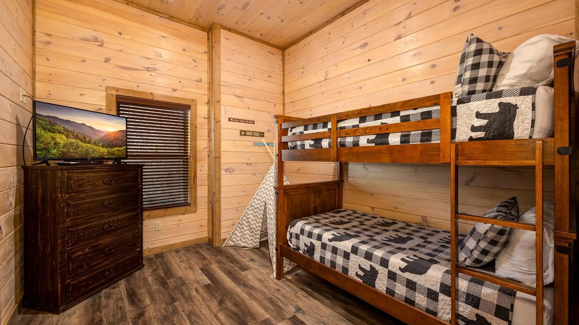 Southern Comfort Lodge-in Pigeon Forge, Sleeps 18-7br 6ba Luxury Cabin, W Free Attraction Ticket! Holiday home