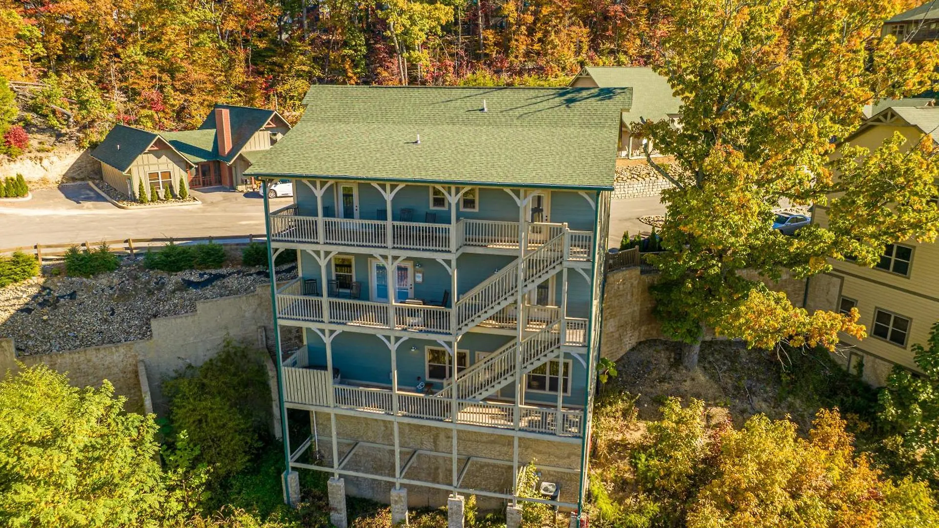 Southern Comfort Lodge-in Pigeon Forge, Sleeps 18-7br 6ba Luxury Cabin, W Free Attraction Ticket! Holiday home