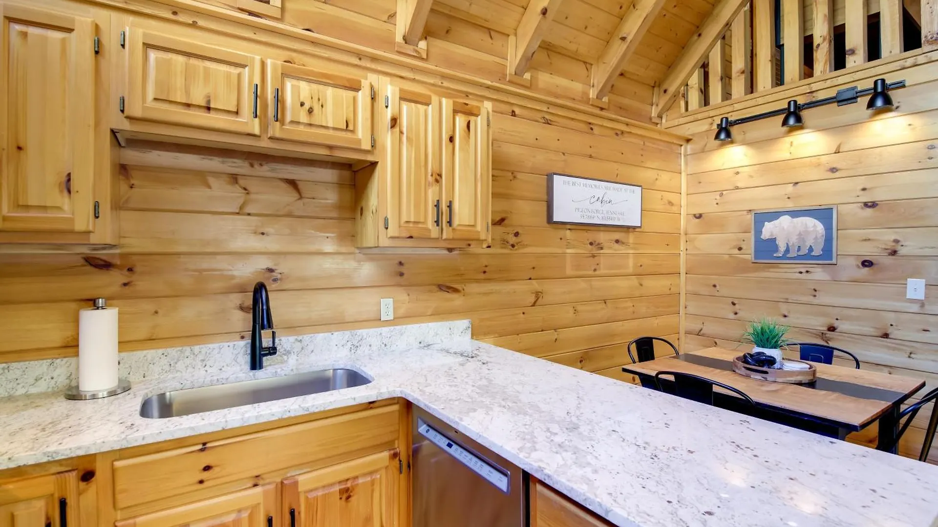 Vacation With Private Hot Tub! *