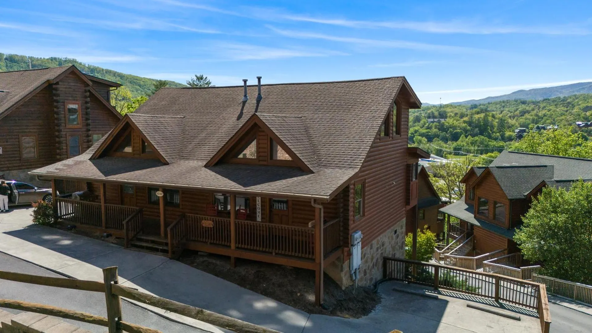 Cozy In The Smokies!!! Fully Furnished And Complete With Community Indoor And Outdoor Pools And Spas, Game And Fitness As Well As A Private Hot Tub