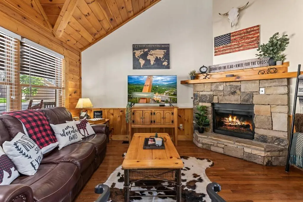 Cozy In The Smokies!!! Fully Furnished And Complete With Community Indoor And Outdoor Pools And Spas, Game And Fitness As Well As A Private Hot Tub Сasa de vacaciones